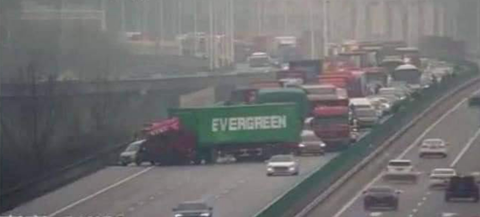 Evergreen denizden sonra kara trafiğini de durdurdu!