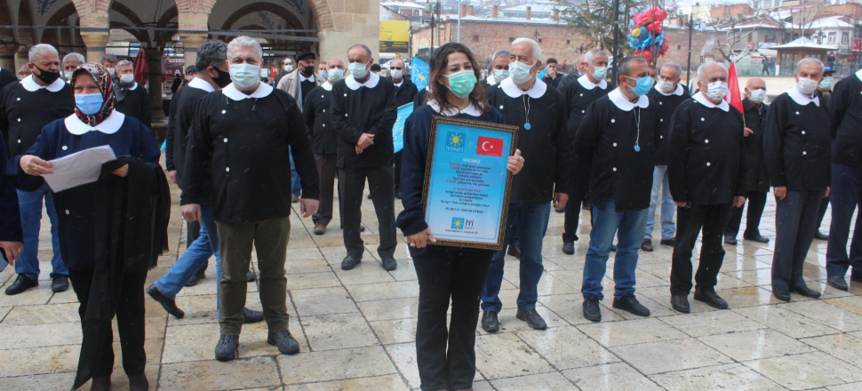 İYİ Parti'den önlüklü Andımız protestosu