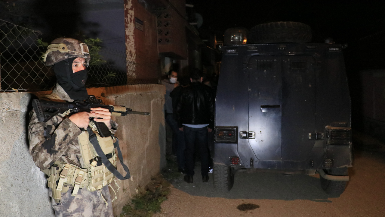 Adana'da bir eve kalaşnikoflu saldırı!