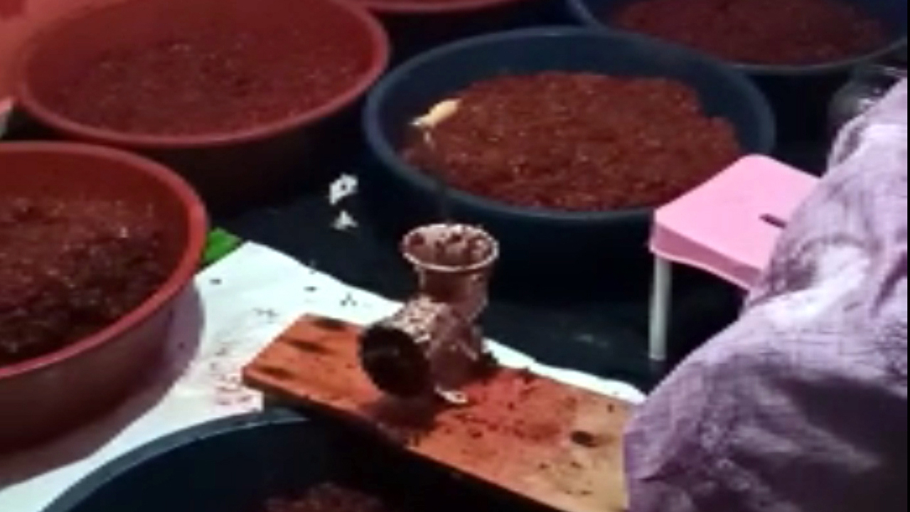 Evinde nargile tütünü imal ederken yakalandı