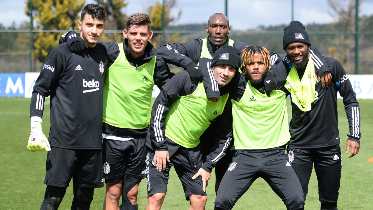 Atiba'dan Kanada Milli Takımı'ndaki hocasına Beşiktaş ricası