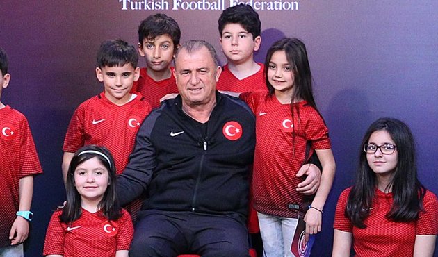 Çocuklar Fatih Terim’i terletti