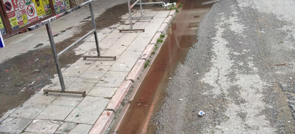 Dükkana giren polis ve zabıta korkunç manzarayla karşılaştı