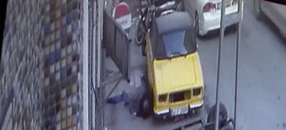 İşten eve gelen koca, karısı ile bastığı adamı yatak odasına kilitledi!