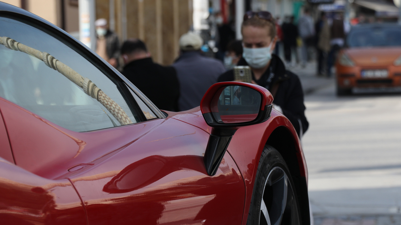 Kırmızı Ferrari Edirne'yi karıştırdı!