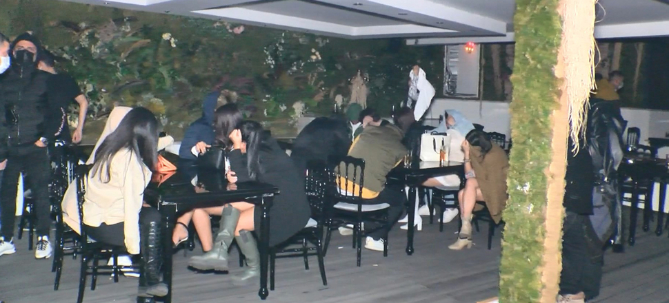 İstanbul'un göbeğinde 500 kişilik korona partisi