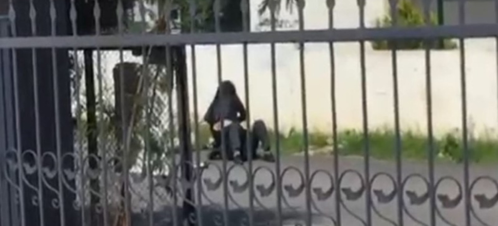 Antalya'da bir kadın yere yatırdığı erkeği darp etti