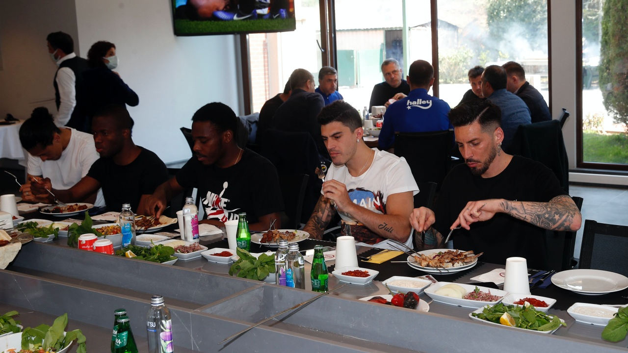 Fenerbahçe yönetiminden takıma barbekü partisi