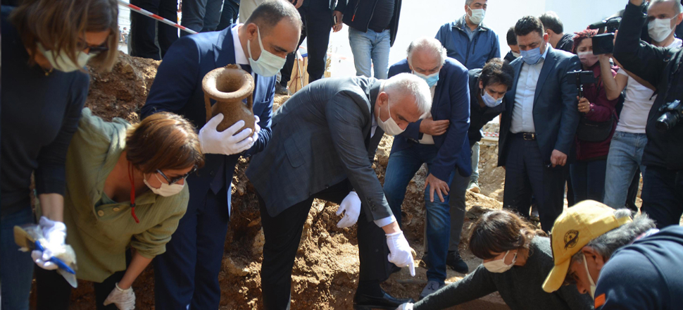2 bin 400 yıllık lahitin kapağı açıldı