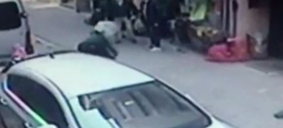 Gözü dönmüş koca, boşanmak isteyen karısını defalarca bıçakladı