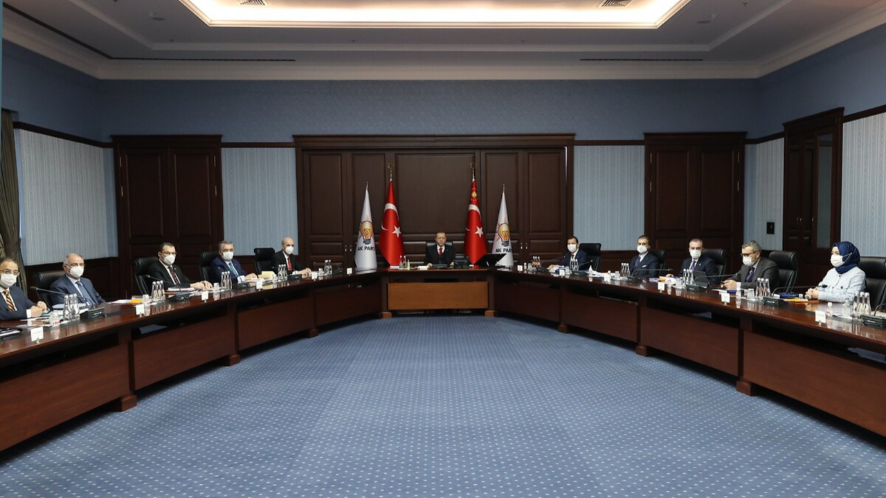 AK Parti 'bildiri' gündemiyle toplanıyor