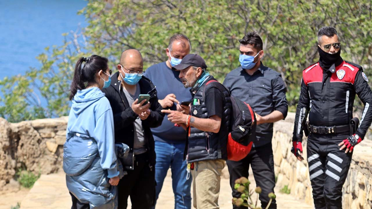 Cüzdanları çalınan Çinli turistler polise dertlerini canlandırma yaparak anlattı