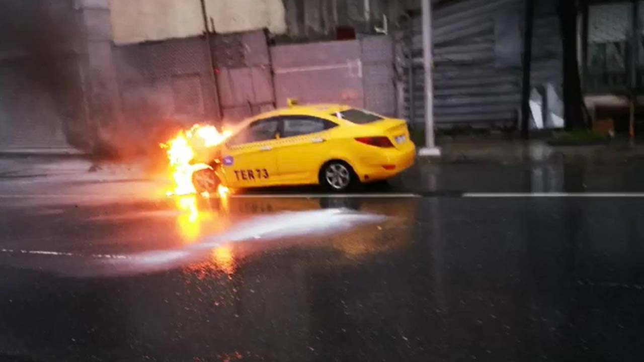 Seyir halindeki ticari taksi alev alev yandı
