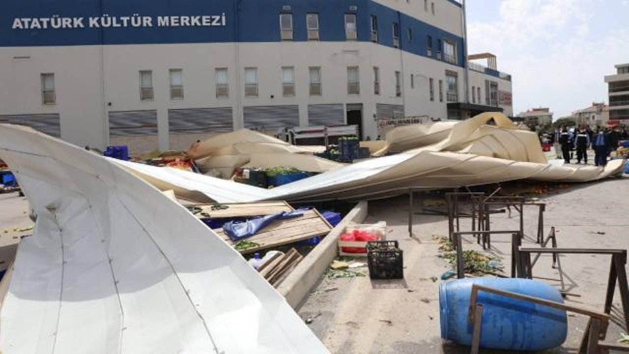İzmir'de korkunç fırtına: Çatı, pazar yerinin üzerine uçtu!