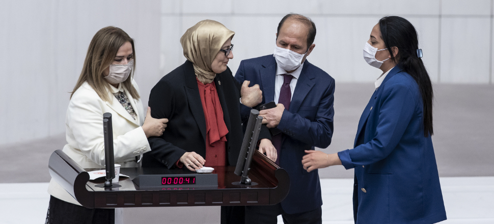 AK Partili vekil Belgin Uygur kürsüde fenalaştı