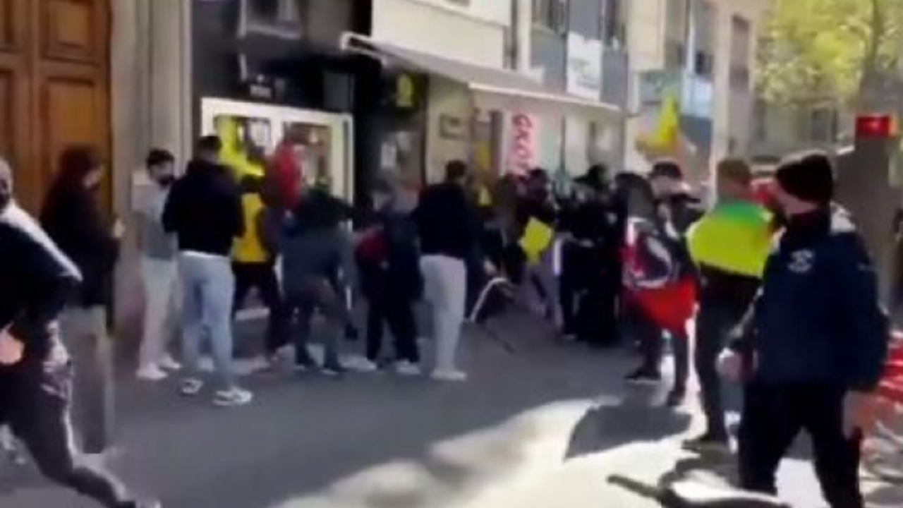 PKK yandaşları Türk restoranlarına saldırdı