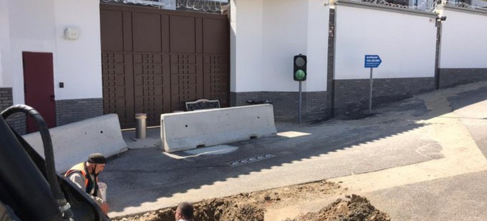 ASKİ, Çin Büyükelçiliği önünde kayıp kaçak kazısı yaptı
