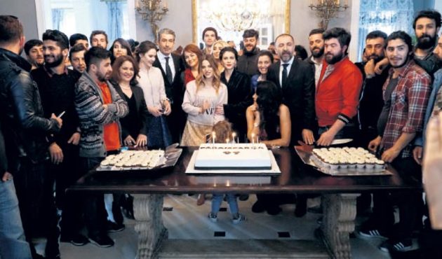 ‘Paramparça’ ekibi veda pastasını kesti