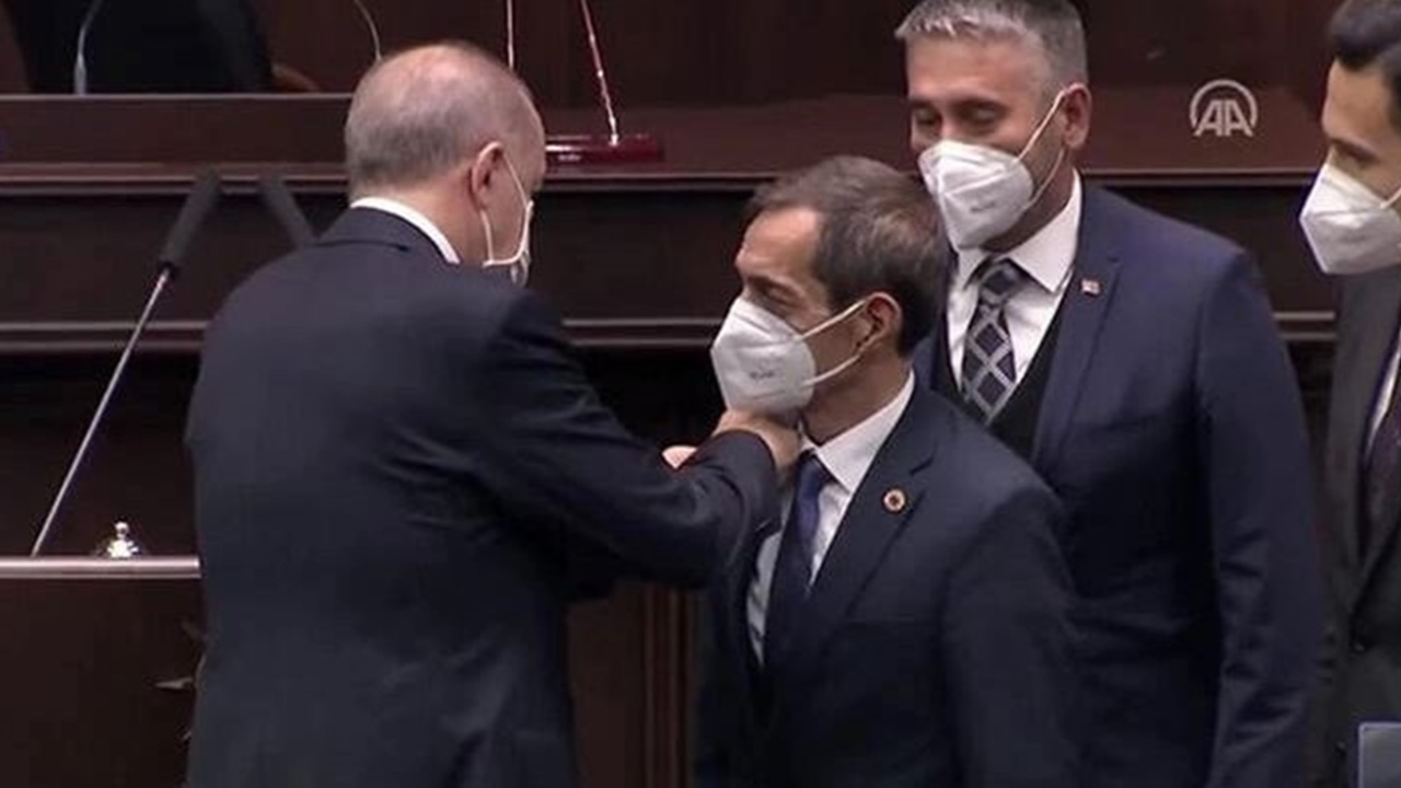 Erdoğan CHP'den ayrılıp AK Parti'ye katılan Nejat Önder'e rozetini taktı