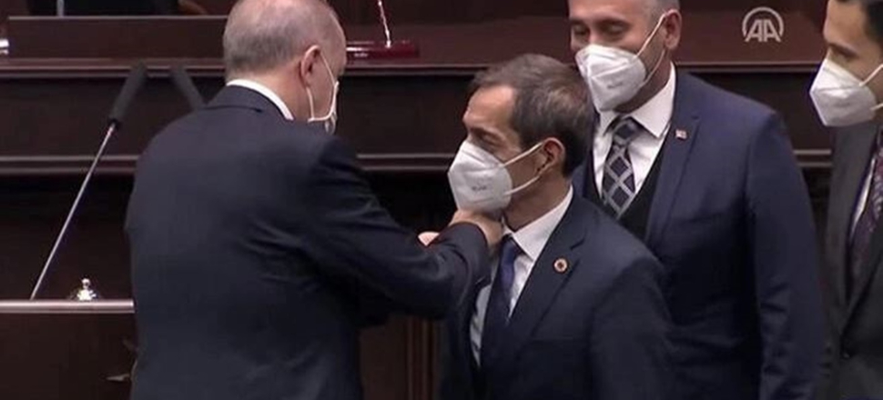 Erdoğan CHP'den ayrılıp AK Parti'ye katılan Nejat Önder'e rozetini taktı