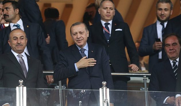 Futbolcularla görüştü, maçı tribünde izledi