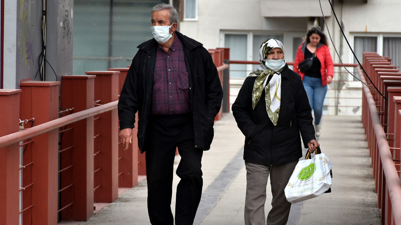 Hasta ziyaretinde 42 kişiye virüs bulaştırdı