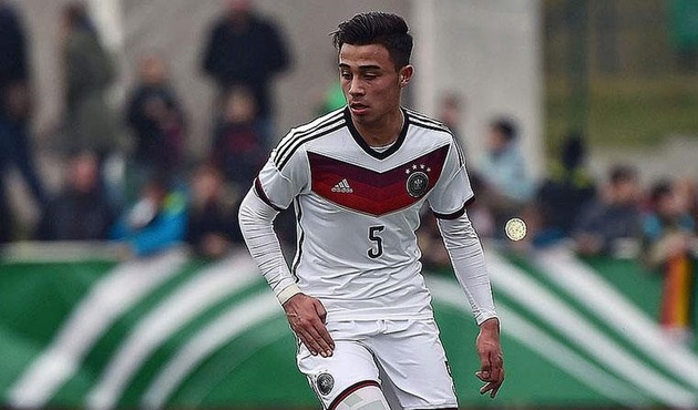 Schalke'nin 19'luk sol beki Erdinç Karakaş büyüklerin radarına girdi