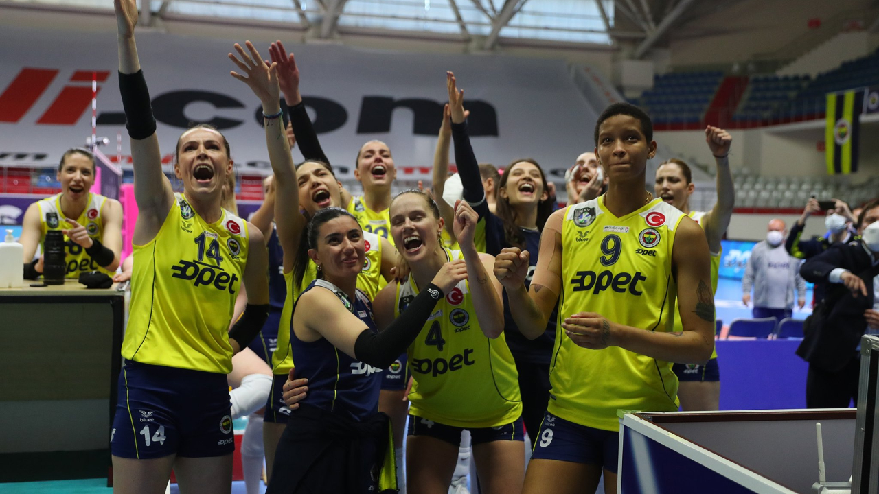 Fenerbahçe Opet'te 5 voleybolcu korona oldu