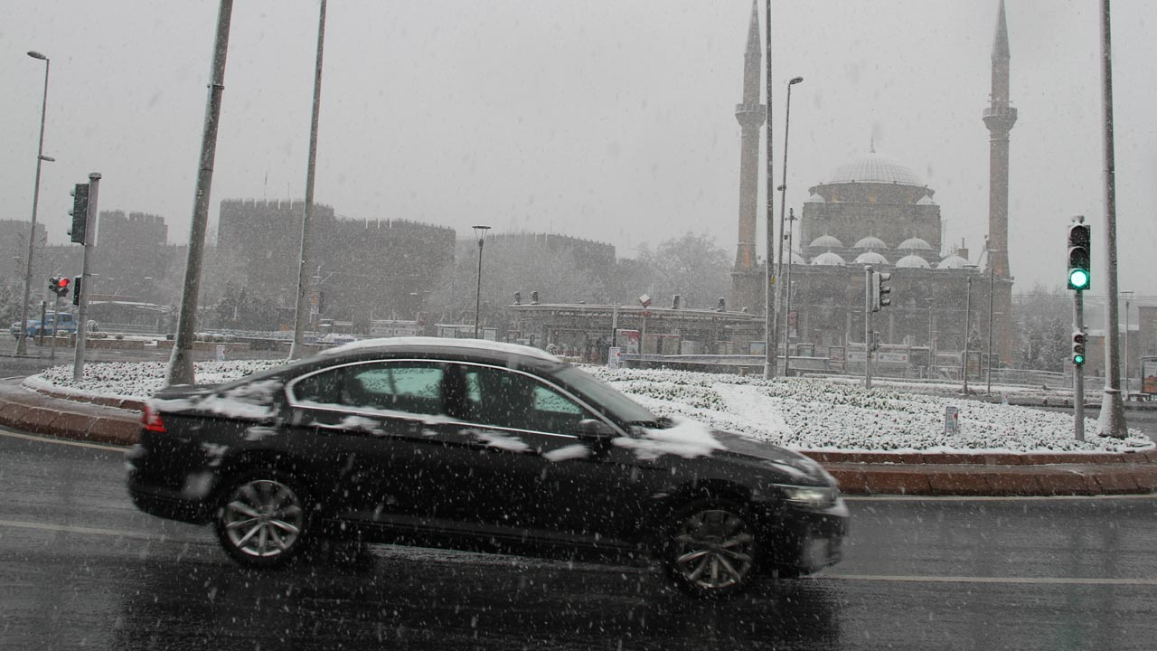 Kayseri'de 8 ilçede kar yağışı nedeniyle yüz yüze eğitime yarın ara verildi