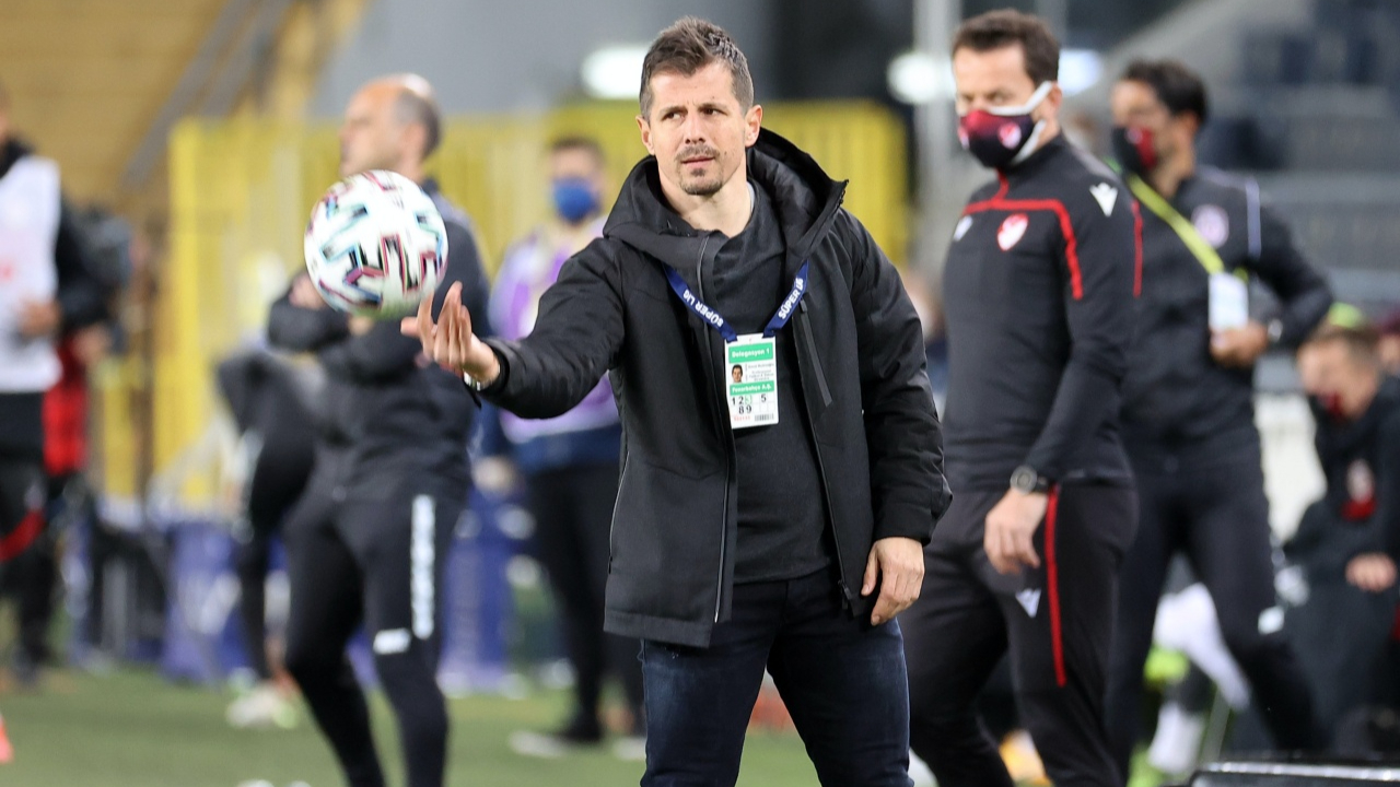 Emre Belözoğlu: Büyük takım böyle oynar, vermez topu