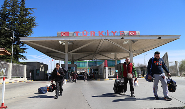 Otobüsle olmadı, Türk seçmenler sınırı yürüyerek geçiyor!