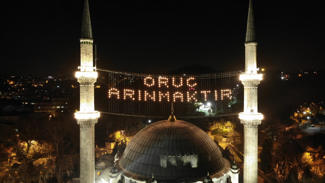 İstanbul'da camiler mahyalarla süslendi