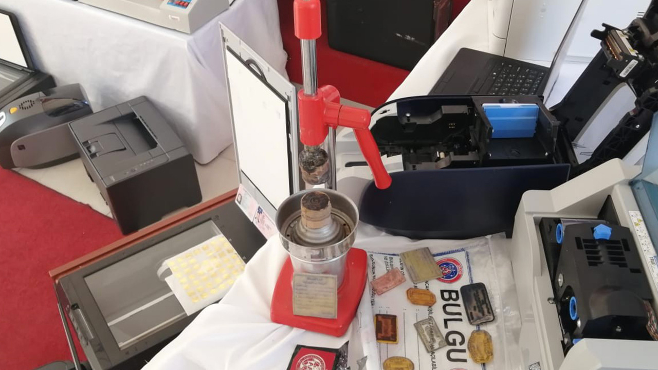 Portakal sıkacağı ile mühür bastılar
