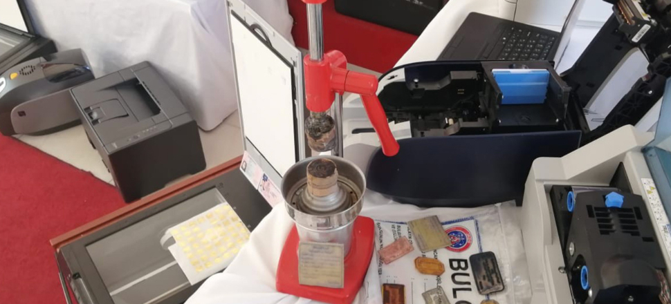 Portakal sıkacağı ile mühür bastılar