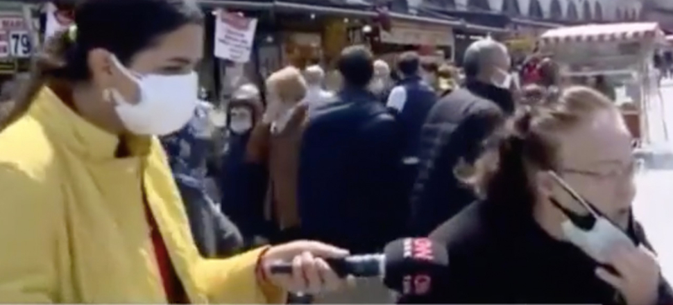 Bir anda maskesini çıkardı ve öksürmeye başladı