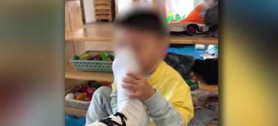 Anaokulunda skandal! Öğretmen öğrencilerine ayağını koklattı...