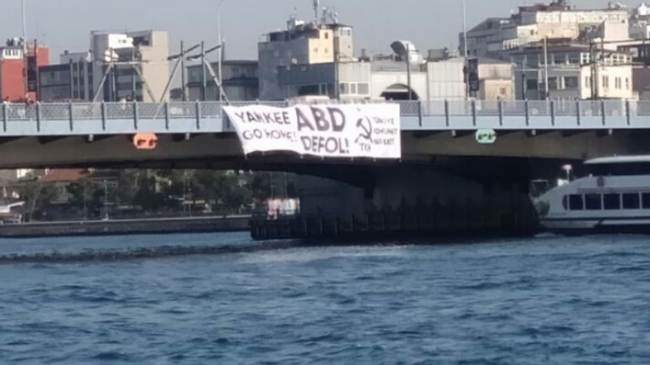 Galata Köprüsü'nde 'ABD defol' pankartı