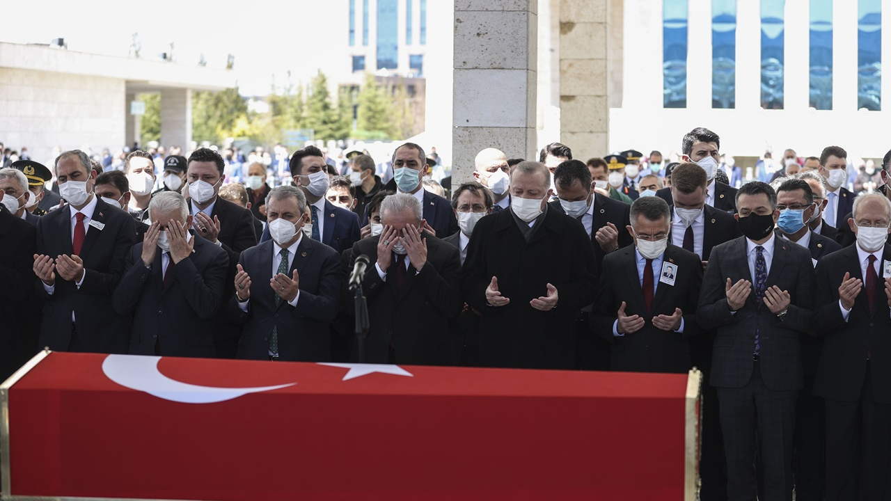 Eski başbakan Yıldırım Akbulut'a veda