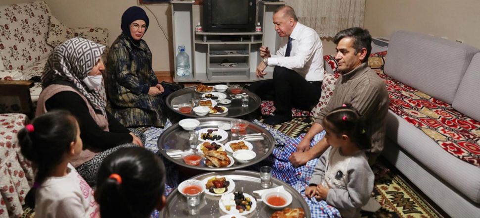 Erdoğan iftarını bir vatandaşın evinde açtı