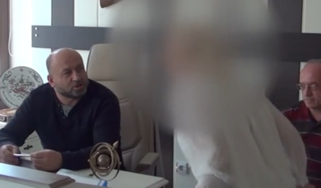 Skandal görüntüler: 'Tesettürsüz olduğu için' içine Şeytan giren kadını tedavi etti! / VİDEO