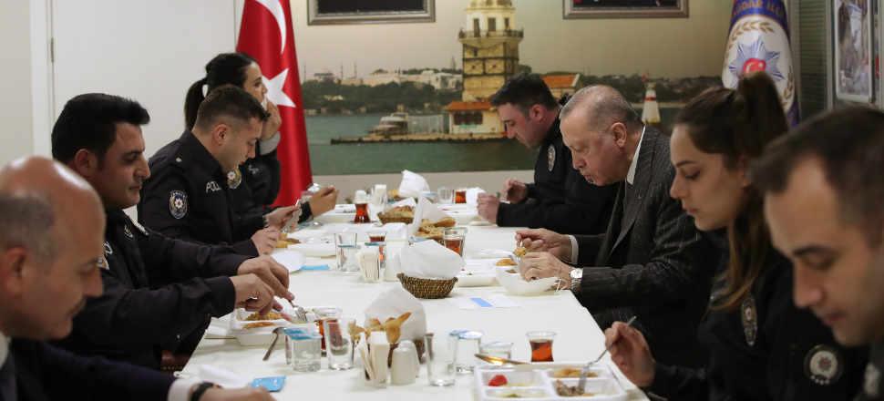 Cumhurbaşkanı Erdoğan polisle iftar yaptı