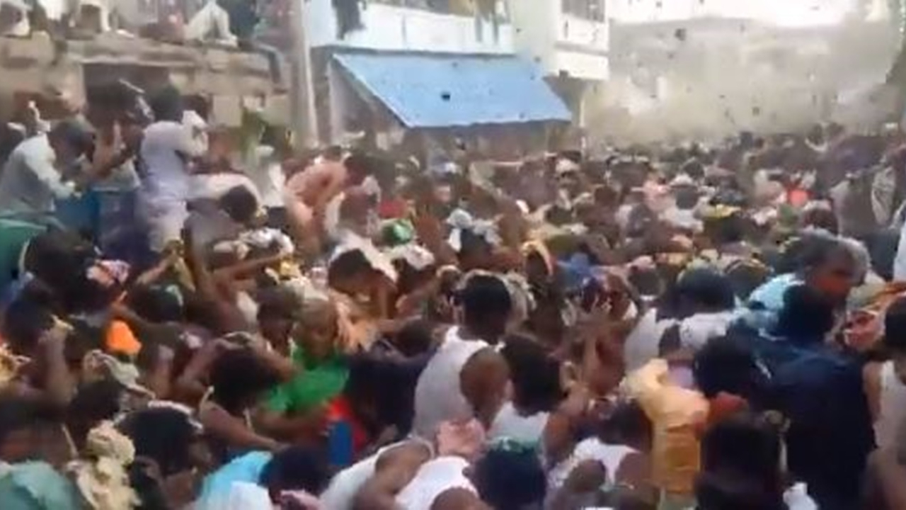 Vakaların 200 bini aştığı Hindistan'da inek dışkılı festival