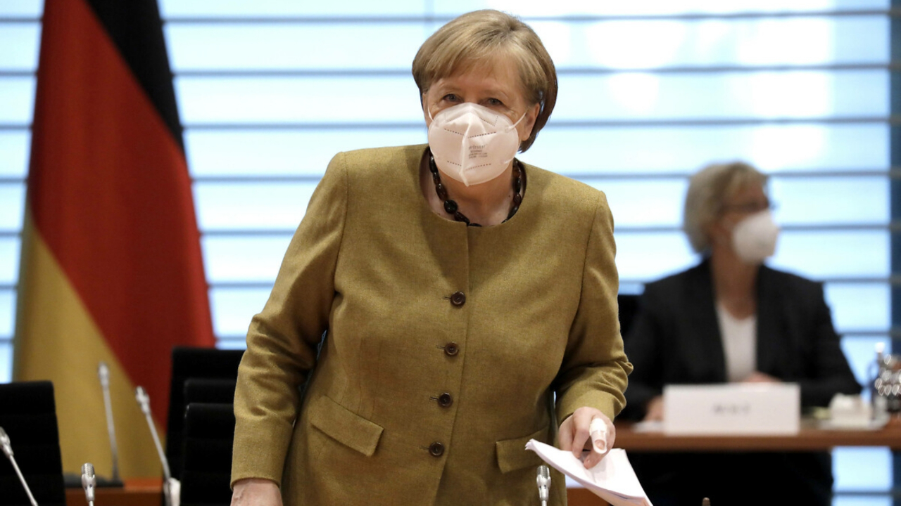 Merkel sorunlarla gündemde olan aşıyı yaptırdı