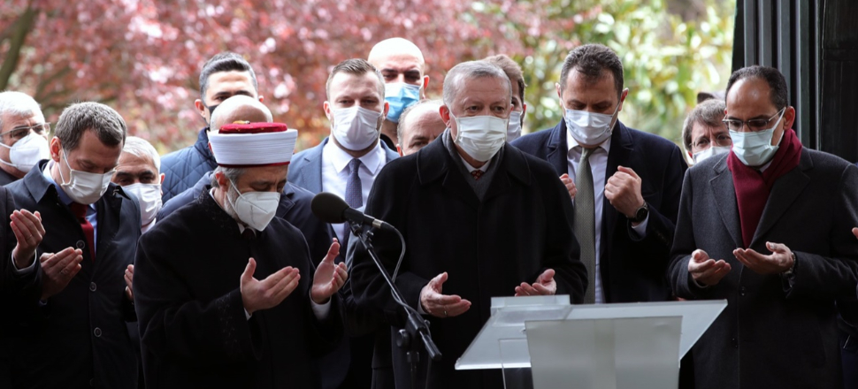 Cumhurbaşkanı Erdoğan kabri başında Kur'an okudu