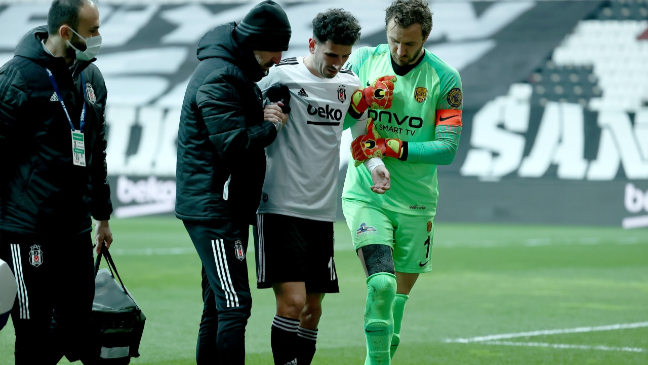 Oğuzhan Özyakup maçı sedyeyle terketti