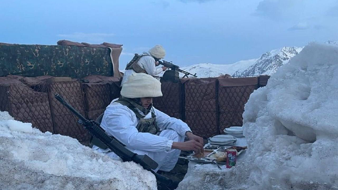 Mehmetçik, silah başında oruç açtı