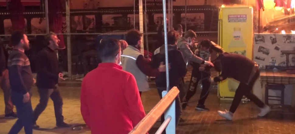 Dükkanı alev alev yanan antikacı ve oğlu darp edildi