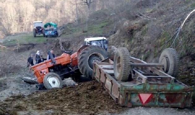 Kullandığı traktörün altında can verdi