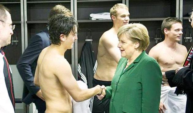 Mesut Özil: Yarı çıplakken Merkel'i karşımda görünce utandım