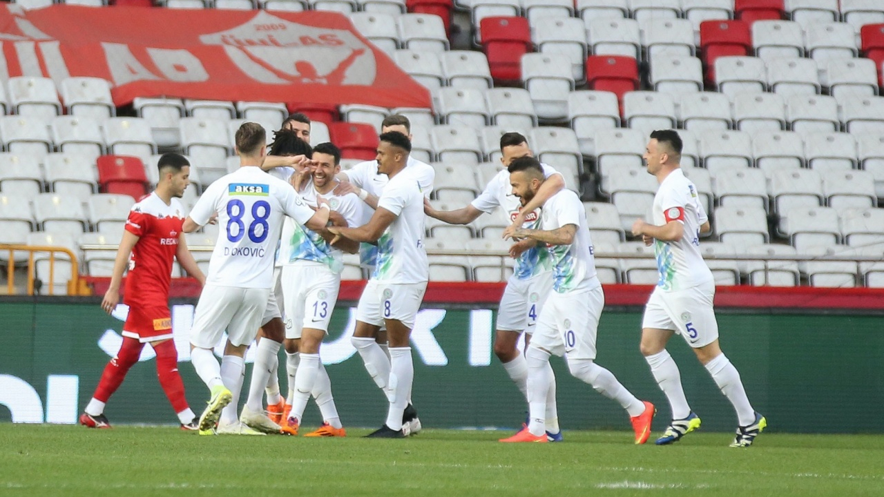 Çaykur Rizespor Antalya'da 3 puanı 3 golle aldı